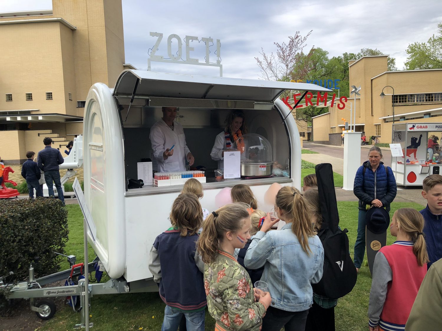 ZOET! verkoopt kakelverse suikerspinnen tijdens Koningsdag in Hilversum, 2017