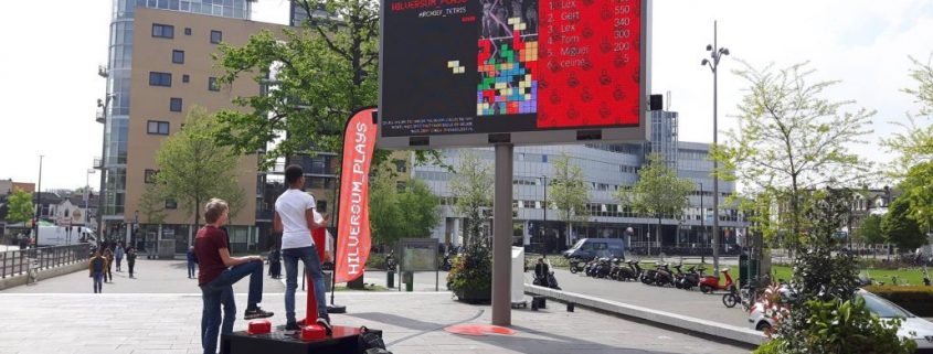 C64, de XXL Joystick van The Fair Grounds, in actie om Tetris te spelen