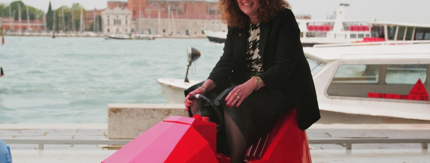 Minister van Engelshoven bezoekt Bumper Ballet op Biënnale van Venetië